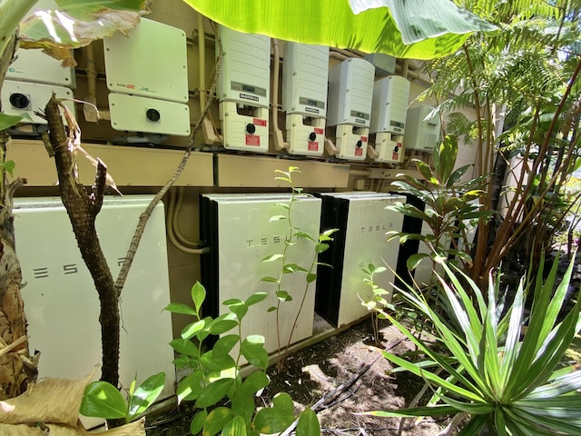 75-6026 Alii Dr Unit 3105, Kailua-Kona, HI 96740 - exterior view of related energy utilities and a power storage unit