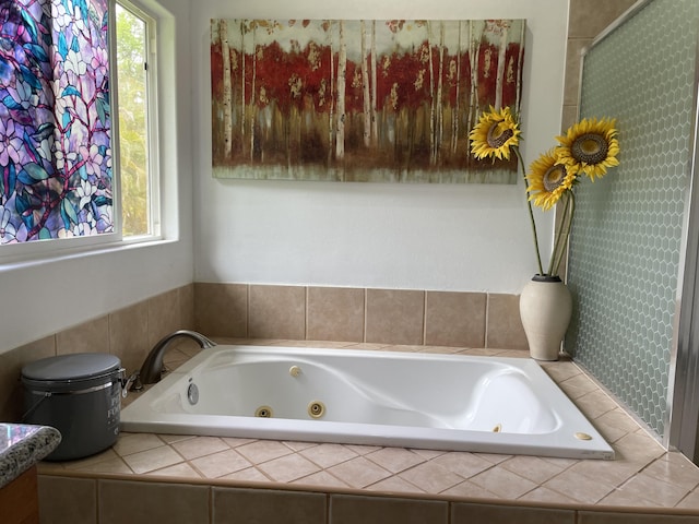15-1765 28th Ave, Keaau, HI 96749 - full bathroom featuring a whirlpool tub and plenty of natural light