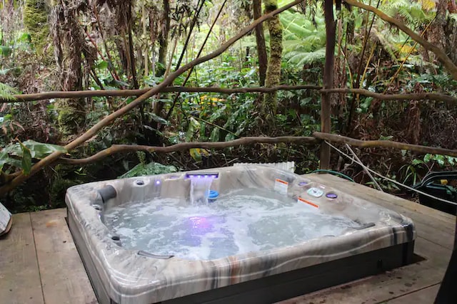 11-3828 2nd St, Volcano, HI 96785 - exterior view of a jacuzzi