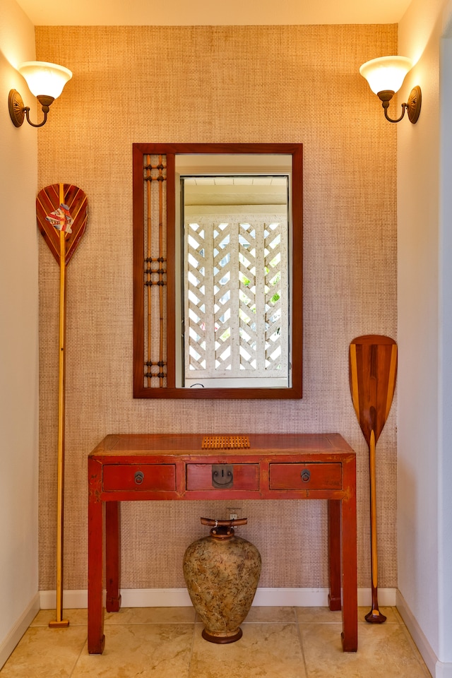 68-1125 Kaniku Dr Unit 706, Kamuela, HI 96743 - detailed view of wallpapered walls and baseboards