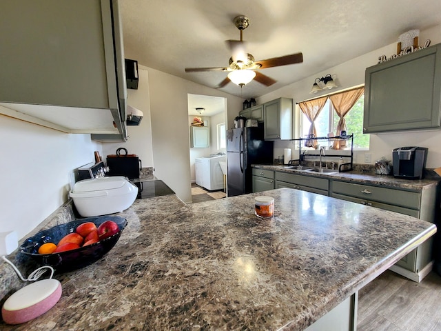 94-6451 Kamaoa Rd, Naalehu, HI 96772 - kitchen featuring a sink, freestanding refrigerator, a peninsula, independent washer and dryer, and ceiling fan