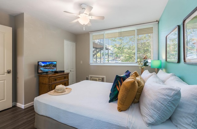 78-6920 Alii Dr Unit 219, Kailua-Kona, HI 96740 - bedroom with dark wood-type flooring, baseboards, and ceiling fan