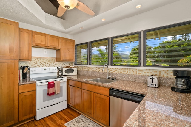 4480 Ka Haku Rd Unit 204, Princeville, HI 96722 - kitchen featuring white appliances, a sink, tasteful backsplash, dark wood finished floors, and recessed lighting