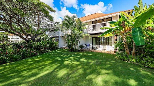 2253 Poipu Rd Unit 170, Koloa, HI 96756 - view of grassy yard featuring a ceiling fan, a balcony, and a patio area