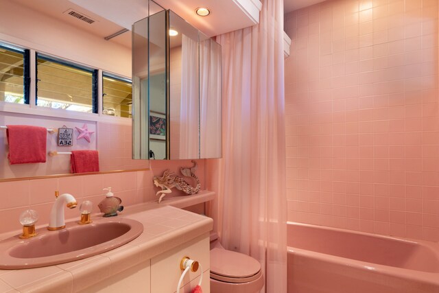 71-1638 Puu Napoo Dr, Kailua-Kona, HI 96740 - full bathroom with toilet, vanity, backsplash, and shower / bath combo with shower curtain