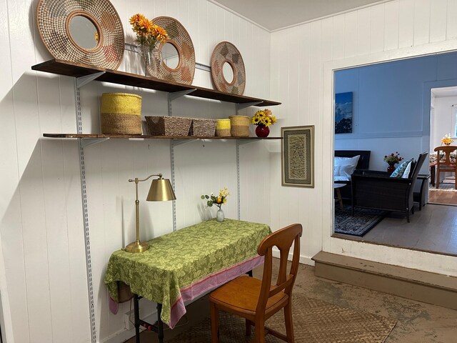 55-680 Hawi Rd, Hawi, HI 96719 - dining space featuring crown molding