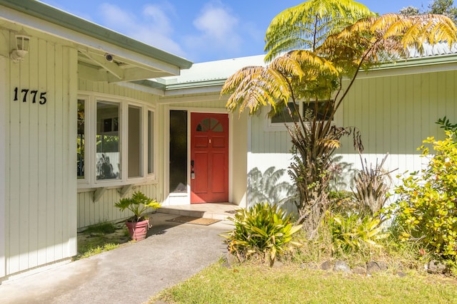 99-1775 Pukeawe Cir, Volcano, HI 96785 - entrance to property with metal roof