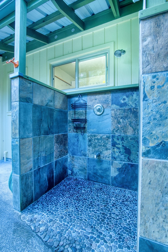 13-979 Kahukai St, Pahoa, HI 96778 - bathroom featuring beamed ceiling and tiled shower