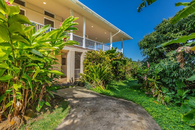 4633 Waiakalua St, Kilauea, HI 96754 - entrance to property with stucco siding and a balcony