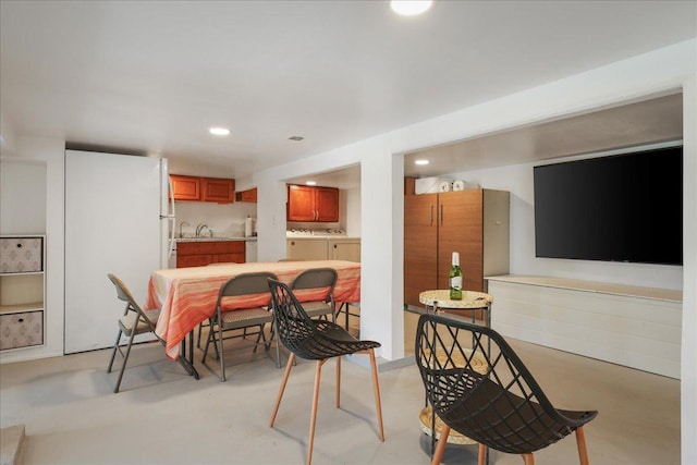 76-6304 Haku Pl, Kailua-Kona, HI 96740 - dining area featuring washing machine and clothes dryer, concrete floors, and recessed lighting
