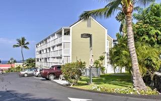 75-5680 Kuakini Hwy Unit 303, Kailua-Kona, HI 96740 - view of property featuring uncovered parking