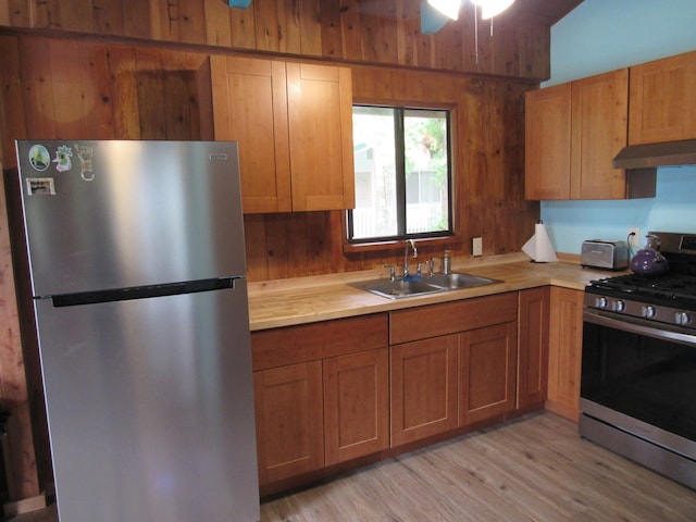12-567 Aloha Rd, Pahoa, HI 96778 - kitchen featuring appliances with stainless steel finishes, a sink, under cabinet range hood, light wood finished floors, and a ceiling fan