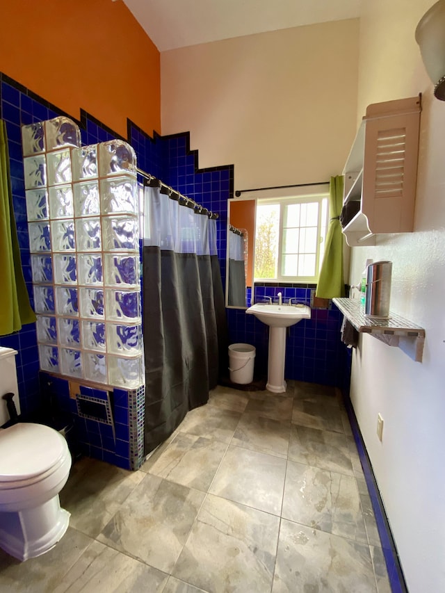 11-2747 Pikake St, Mountain View, HI 96771 - full bath with tile walls, toilet, tiled shower, a sink, and a wainscoted wall