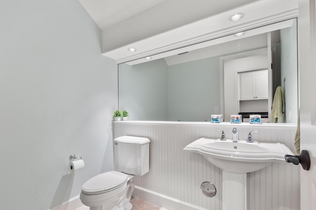 68-1118 N Kaniku Dr Unit 2104, Kamuela, HI 96743 - half bath featuring toilet, baseboards, and a sink