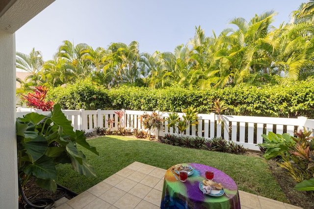 75-6081 Alii Dr Unit O103, Kailua-Kona, HI 96740 - view of yard featuring a patio