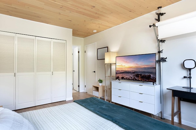 79-7199 Mamalahoa Hwy Unit 247, Holualoa, HI 96725 - bedroom featuring wood ceiling, wood finished floors, a closet, and baseboards