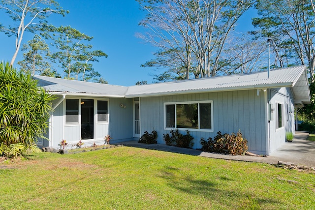 16-1321 Pohaku Cir, Keaau, HI 96749 - ranch-style home with a front yard and metal roof