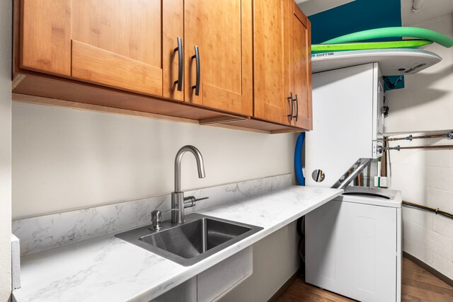 75-5855 Walua Rd Unit 15, Kailua-Kona, HI 96740 - kitchen featuring a sink, washer / dryer, dark wood-type flooring, and brown cabinets