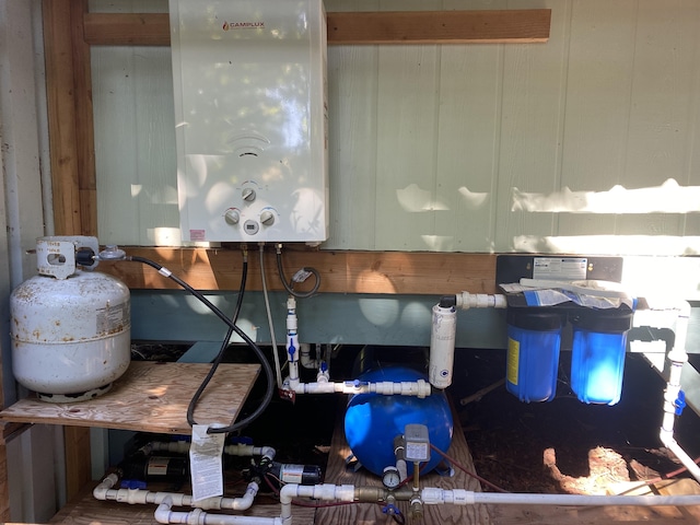 12-270 Pohakupele Loop, Pahoa, HI 96778 - exterior view of water heater