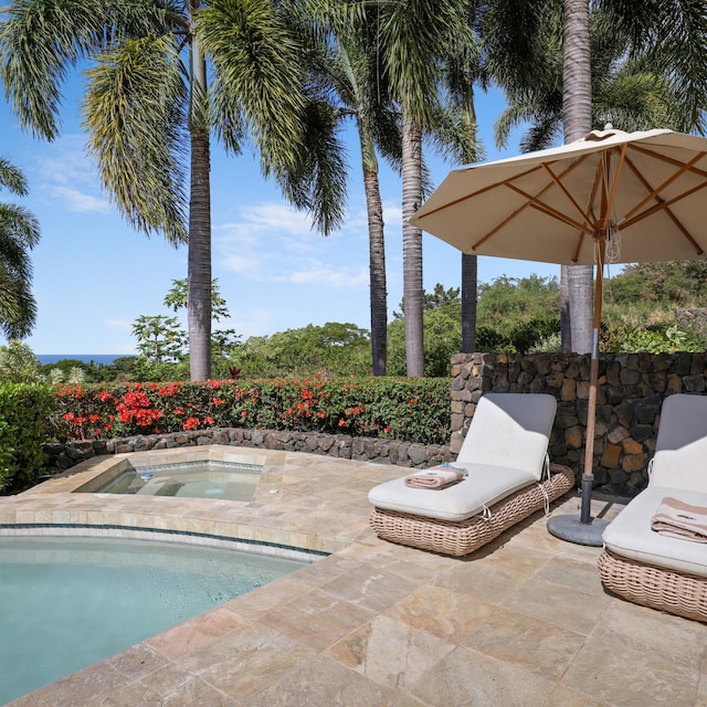 81-6641 Auamo Pl, Kealakekua, HI 96750 - view of pool with an in-ground hot tub and a patio