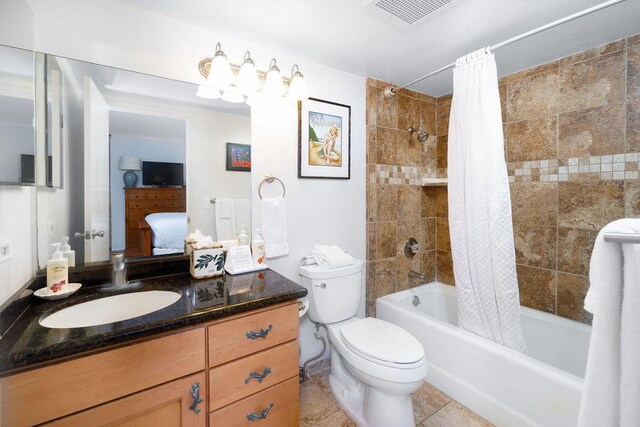 75-6106 Alii Dr Unit 311, Kailua-Kona, HI 96740 - bathroom featuring ensuite bathroom, shower / tub combo, vanity, and toilet