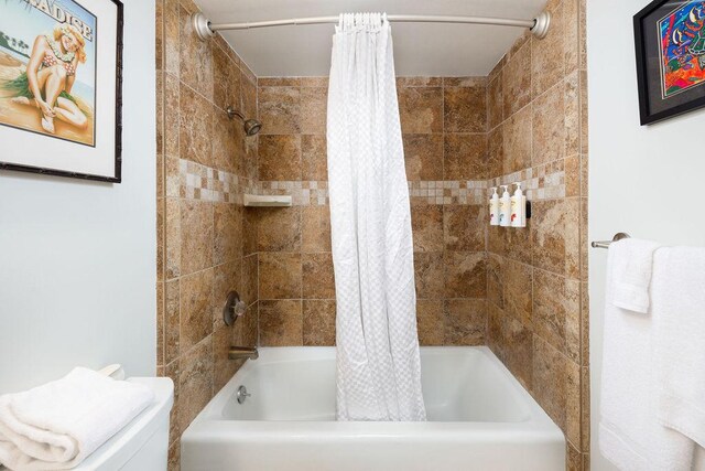 75-6106 Alii Dr Unit 311, Kailua-Kona, HI 96740 - bathroom featuring shower / bathtub combination with curtain and toilet