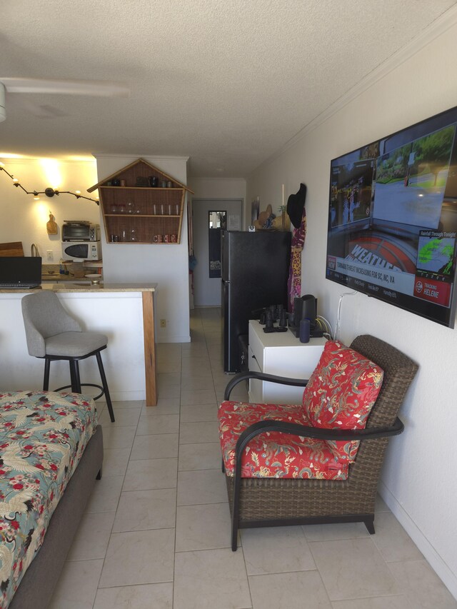 75-5680 Kuakini Hwy Unit 309, Kailua-Kona, HI 96740 - living area featuring a textured ceiling, crown molding, and light tile patterned floors