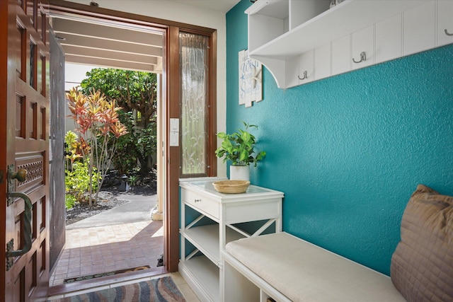 78-6842 Alii Dr Unit 11102, Kailua-Kona, HI 96740 - mudroom with a textured wall