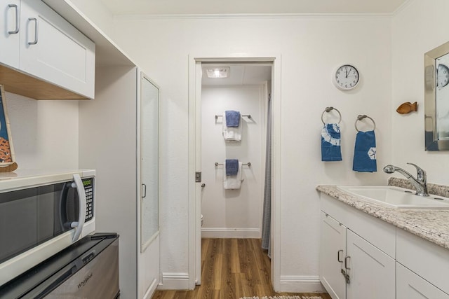 75-5776 Kuakini Hwy Unit 335, Kailua-Kona, HI 96740 - bathroom featuring wood finished floors, vanity, toilet, and baseboards