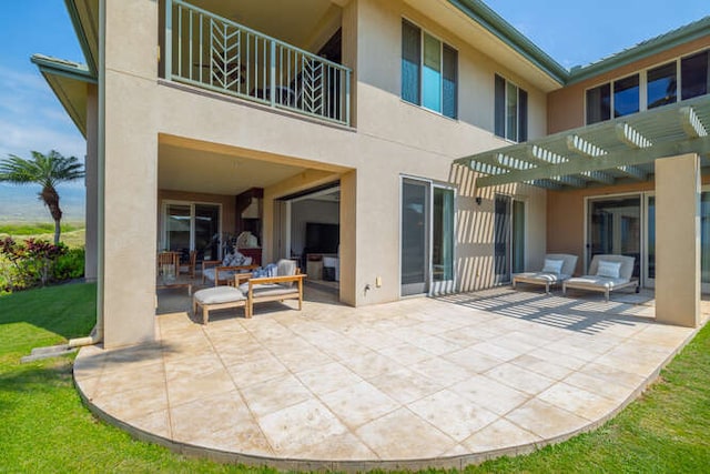 62-3600 Amaui Pl Unit J101, Kamuela, HI 96743 - rear view of house featuring stucco siding, a patio, a pergola, and a lawn