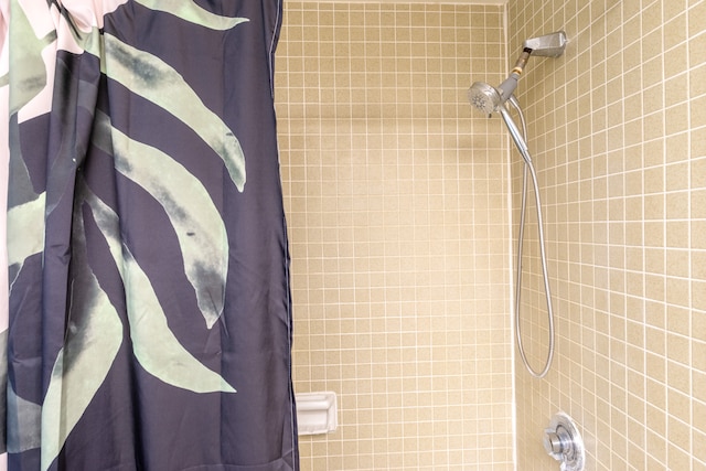 400 Hualani St Unit 2207, Hilo, HI 96720 - full bath with shower / tub combo with curtain