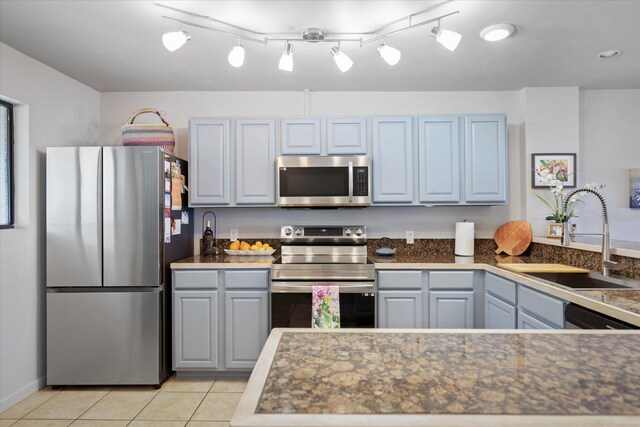77-6585 Seaview Cir Unit 303, Kailua-Kona, HI 96740 - kitchen with stainless steel appliances, a sink, light tile patterned flooring, dark countertops, and gray cabinetry
