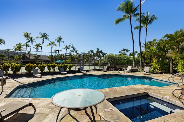 78-261 Manukai St Unit 2105, Kailua-Kona, HI 96740 - community pool featuring a community hot tub and a patio area