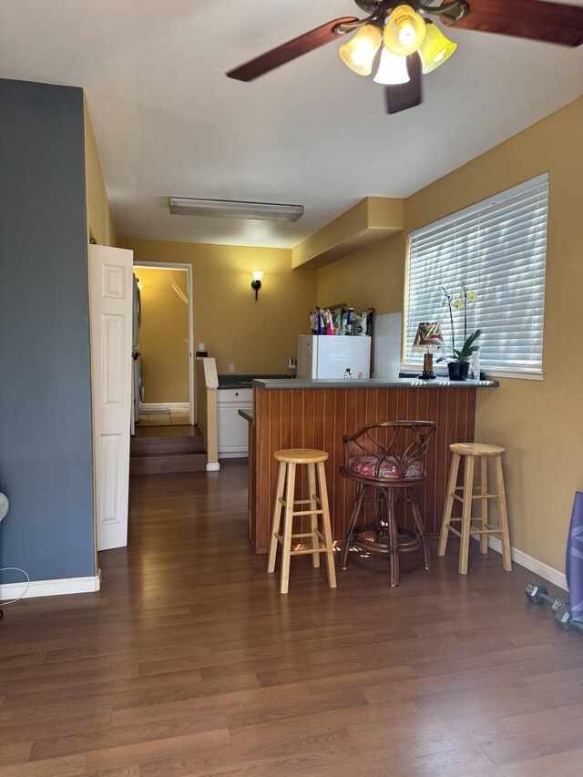 68-3744 Ua Noe Pl, Waikoloa, HI 96738 - kitchen with dark wood finished floors, ceiling fan, baseboards, and a peninsula