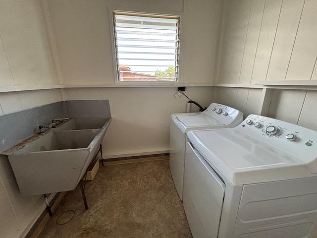 273 Iwalani St, Hilo, HI 96720 - laundry area featuring washing machine and clothes dryer and baseboards