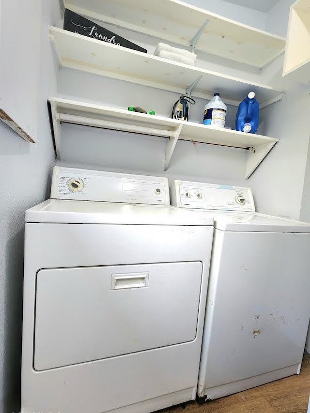 13-1128 Malama St, Pahoa, HI 96778 - laundry area featuring washer and dryer and wood finished floors