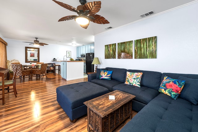 78-6665 Alii Dr Unit 302, Kailua-Kona, HI 96740 - living area featuring a ceiling fan, light wood-style flooring, and crown molding