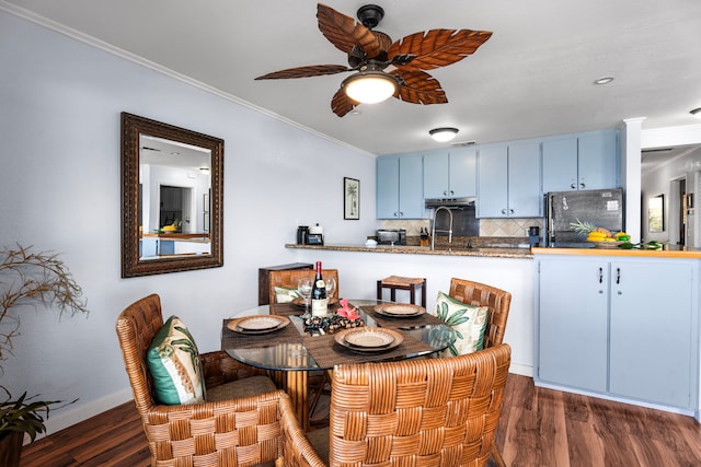 78-6665 Alii Dr Unit 302, Kailua-Kona, HI 96740 - dining area with dark wood-type flooring, ceiling fan, crown molding, and baseboards