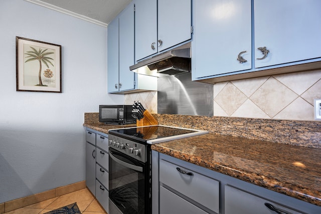 78-6665 Alii Dr Unit 302, Kailua-Kona, HI 96740 - kitchen with under cabinet range hood, black appliances, tasteful backsplash, baseboards, and ornamental molding