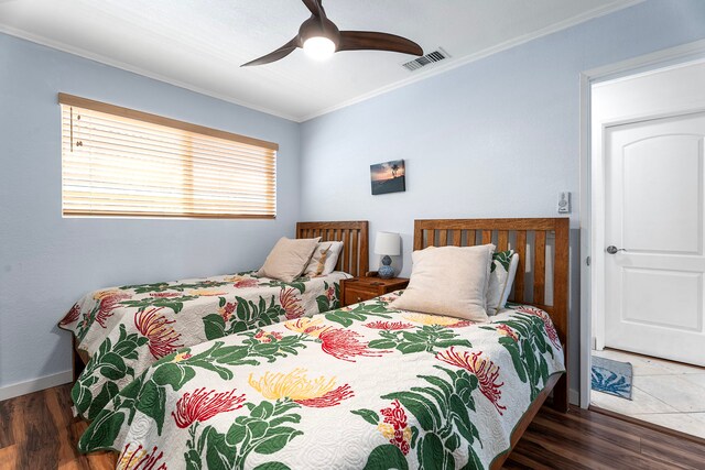 78-6665 Alii Dr Unit 302, Kailua-Kona, HI 96740 - bedroom featuring crown molding, wood finished floors, a ceiling fan, and baseboards
