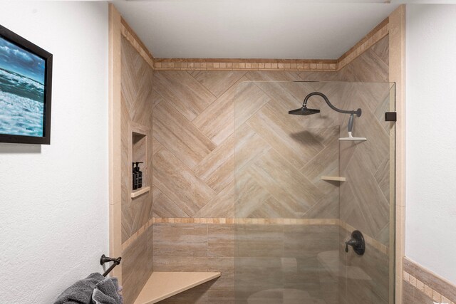 78-6665 Alii Dr Unit 302, Kailua-Kona, HI 96740 - bathroom with a tile shower