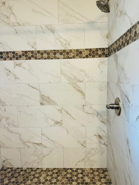 15-1798 20th Ave, Keaau, HI 96749 - bathroom featuring tiled shower