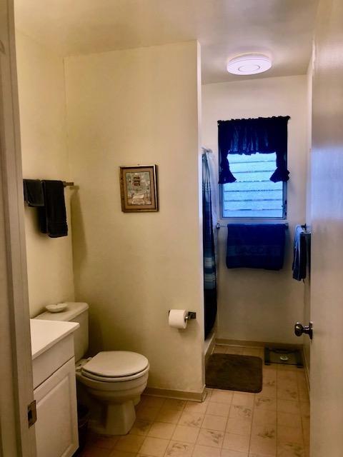 78-7054 Kamehameha Iii Rd Unit 1203, Kailua-Kona, HI 96740 - bathroom with toilet, vanity, and a shower with curtain