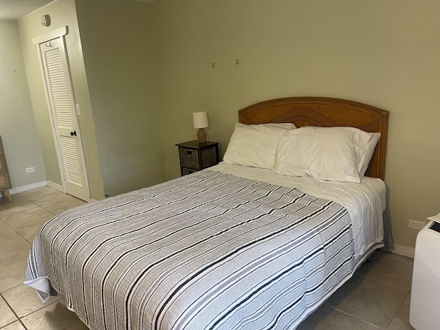75-5776 Kuakini Hwy Unit 138, Kailua-Kona, HI 96740 - tiled bedroom featuring baseboards