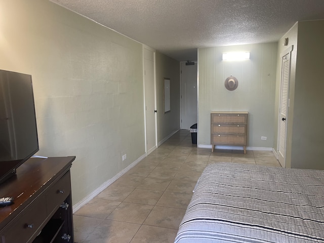 75-5776 Kuakini Hwy Unit 138, Kailua-Kona, HI 96740 - bedroom featuring light tile patterned floors and a textured ceiling