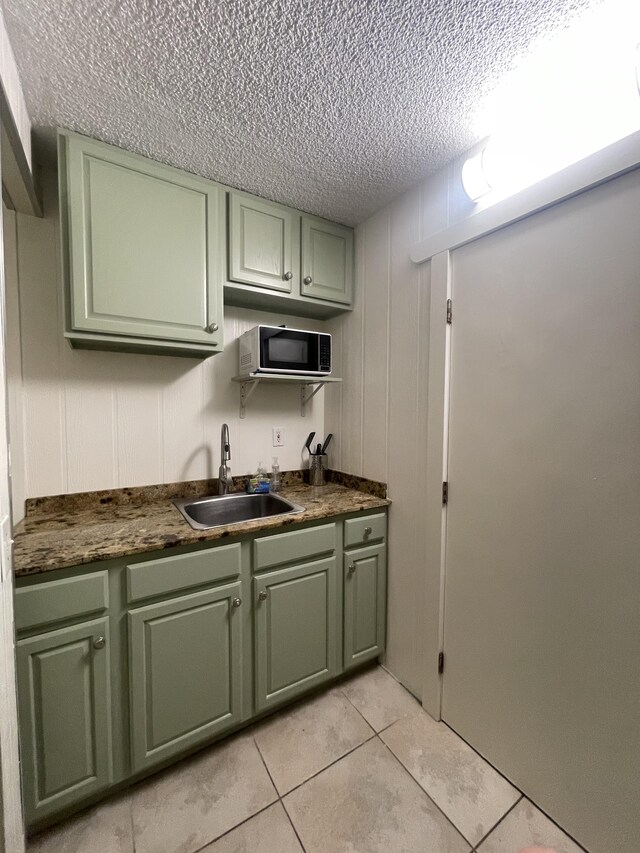 75-5776 Kuakini Hwy Unit 138, Kailua-Kona, HI 96740 - kitchen featuring green cabinets, a sink, a textured ceiling, and white microwave