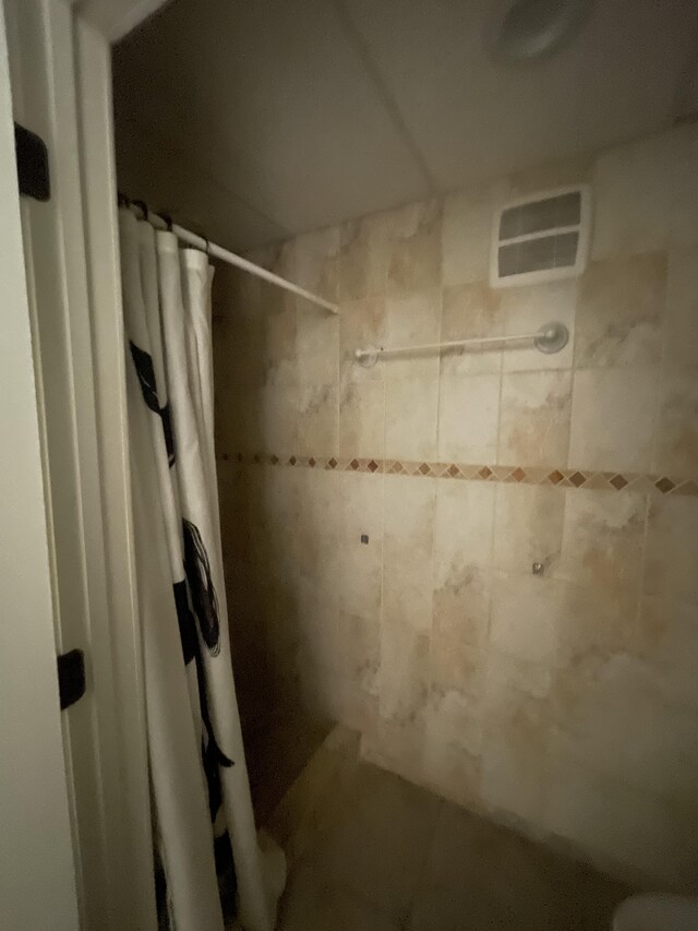 75-5776 Kuakini Hwy Unit 138, Kailua-Kona, HI 96740 - bathroom featuring tiled shower