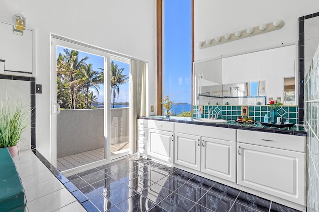 15-1023 Ala Heiau Rd, Keaau, HI 96749 - balcony with a sink