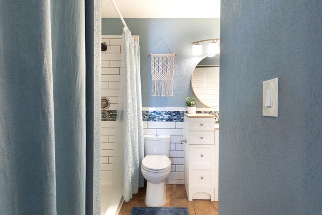 68-3890 Lua Kula St Unit 1007, Waikoloa, HI 96738 - full bath with tile patterned floors, toilet, vanity, a shower with shower curtain, and a textured wall