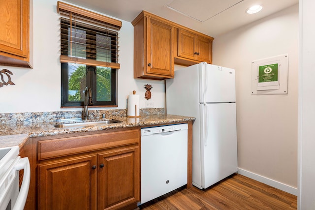75-6040 Alii Dr Unit 504, Kailua-Kona, HI 96740 - kitchen featuring white appliances, a sink, brown cabinetry, dark wood-style floors, and baseboards